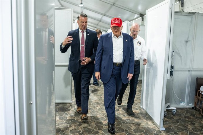 Archivo - Arquivo - 01 de julho de 2025, EUA, Ochopee: O presidente dos EUA, Donald Trump, participa de um passeio a pé pelo centro de detenção de imigrantes apelidado de "Alligator Alcatraz" na terça-feira, 1º de julho de 2025, em Ochopee, Flórida. Foto: