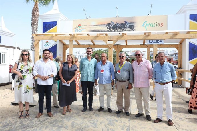 El consejero de Agricultura, Pesca, Agua y Desarrollo Rural, Ramón Fernández-Pacheco, junto a otras autoridades en la última jornada del prier ciclo de las Carreras de Caballos de Sanlúcar de Barrameda