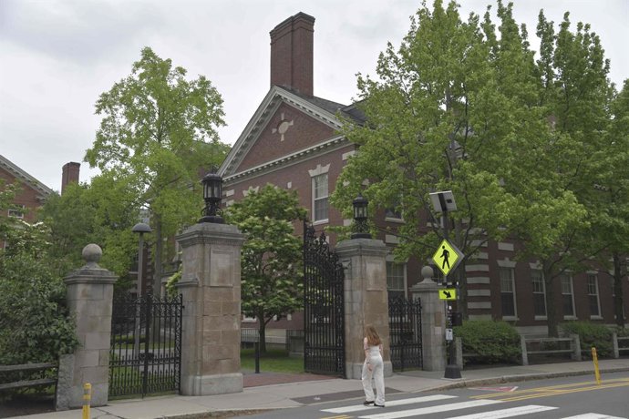 29 de maio de 2025, Cambridge, Massachusetts, EUA: As cerimônias de formatura continuam na Universidade de Harvard. Os formandos comemoram nas ruas, após os eventos formais, juntando-se a amigos e familiares e tirando fotos... Detalhes da universidade e c