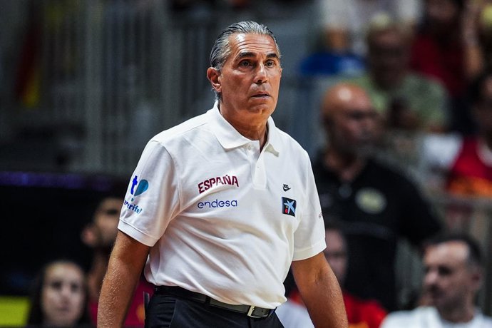 Sergio Scariolo, técnico da Espanha, observa durante o Torneio Cidade de Málaga, partida de basquete disputada entre Espanha e República Tcheca no Jose Maria Martin Carpena Pavilion em 7 de agosto de 2025, em Málaga, Espanha.