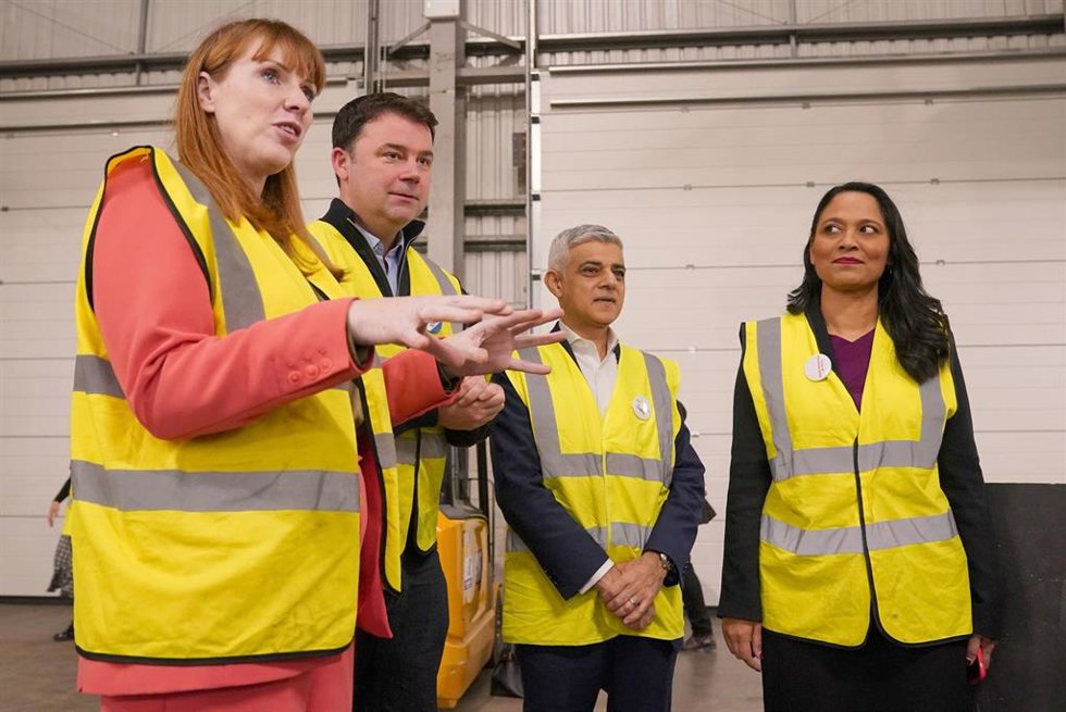 Archivo - La viceprimera ministra de Reino Unido, Angela Rayner; el director ejecutivo de Crisis, Matt Downie; el alcalde de Londres, Sadiq Khan, y la ministra para las Personas sin Hogar, Rushanara Ali, durante una visita a la organización benéfica Cri