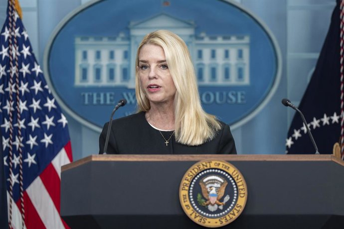 Archivo - Arquivo - 27 de junho de 2025, Washington, Dc, Estados Unidos da América: A procuradora-geral dos EUA, Pam Bondi, responde a uma pergunta durante uma coletiva de imprensa com o presidente Donald Trump e o procurador-geral adjunto Todd Blanche, n