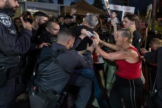Archivo - Intervención policial en una protesta de familiares de rehenes en Tel Aviv, Israel