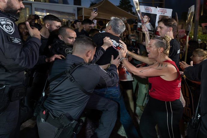 August 6, 2025, Tel Aviv, Israel: The police use violence against the families of the hostages during the demonstration near the gate of the Kirya base and next to the forces headquarters. The demonstration calls for the release of the hostages and ending