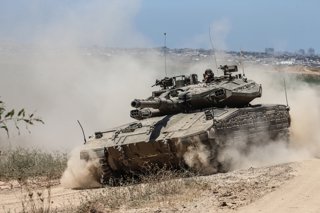 16 May 2024, Israel, Gaza: An Israeli army battle tank moves near the border, amid the ongoing conflict between Israel and the Palestinian militant group Hamas. Photo: Saeed Qaq/SOPA Images via ZUMA Press Wire/dpa
