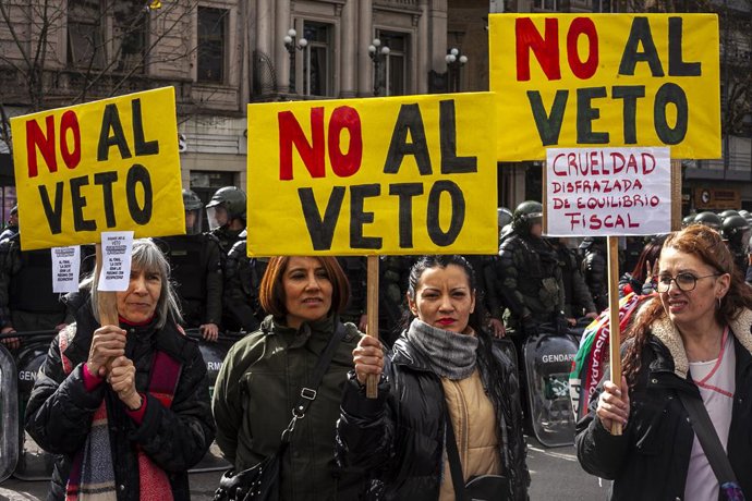 5 de agosto de 2025, Buenos Aires, Capital Federal, Argentina: 8 de agosto de 2025, Buenos Aires, Argentina: Um grupo de pessoas com deficiência, juntamente com profissionais, várias organizações e instituições e a comunidade em geral, protestam com carta