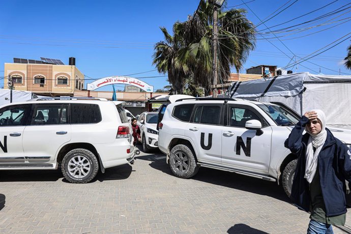 Archivo - Arquivo - 19 de março de 2025, Deir Al-Balah, Faixa de Gaza, Território Palestino: Funcionários estrangeiros feridos em um ataque aéreo israelense contra a sede da ONU são transferidos para o Hospital Al-Aqsa Martyrs em Deir al-Balah, no centro 