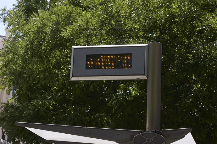 Archivo - Un termómetro en la calle, a 16 de junio de 2025, en Madrid (España). La Agencia Estatal de Meteorología (AEMET) activa el aviso amarillo en Madrid este lunes y martes por temperaturas que superarán los 36 grados en varias zonas de la región. El