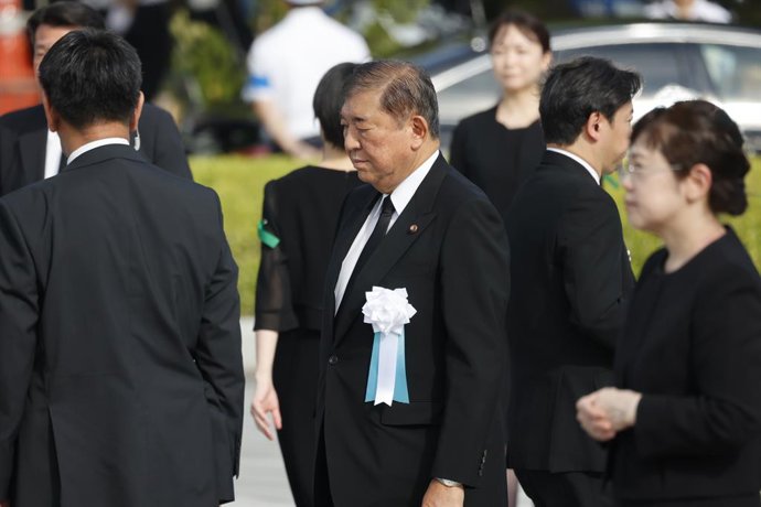 6 de agosto de 2025, Hiroshima, Japão: O primeiro-ministro japonês Shigeru Ishiba (C) participa da cerimônia em memória das vítimas do bombardeio atômico no Parque Memorial da Paz em Hiroshima. Este ano marca o 80º aniversário do bombardeio atômico em Hir
