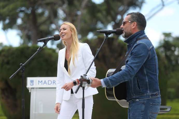 Archivo - Arquivo - A cantora e atriz Carolina Cerezuela e o guitarrista Jaime Anglada se apresentam na apresentação do projeto Re-Planta Madrid em 12 de maio de 2021 em Madri (Espanha). O plano é uma iniciativa promovida pela associação Madri Futuro, que