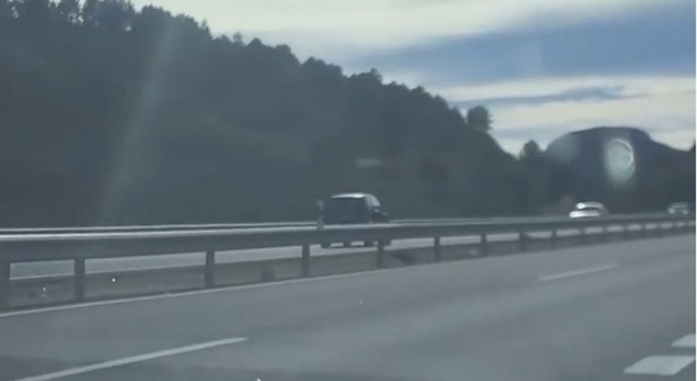 Imagen del coche circulando en sentido contrario por la A-66.