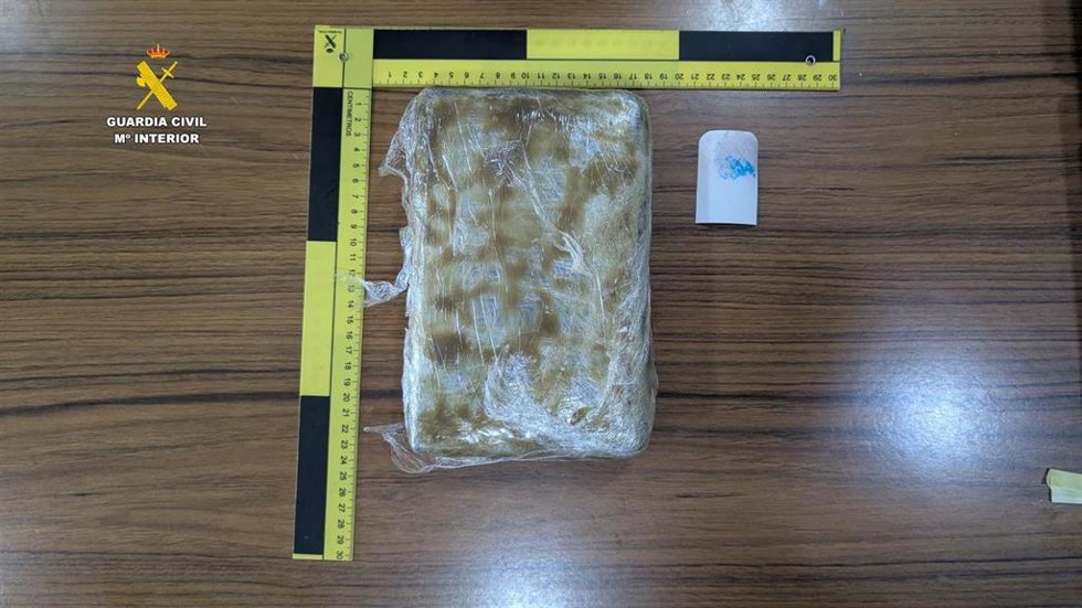 Detenido en Carlet por ocultar más de un kilo de cocaína de cocaína en su coche e intentar huir
