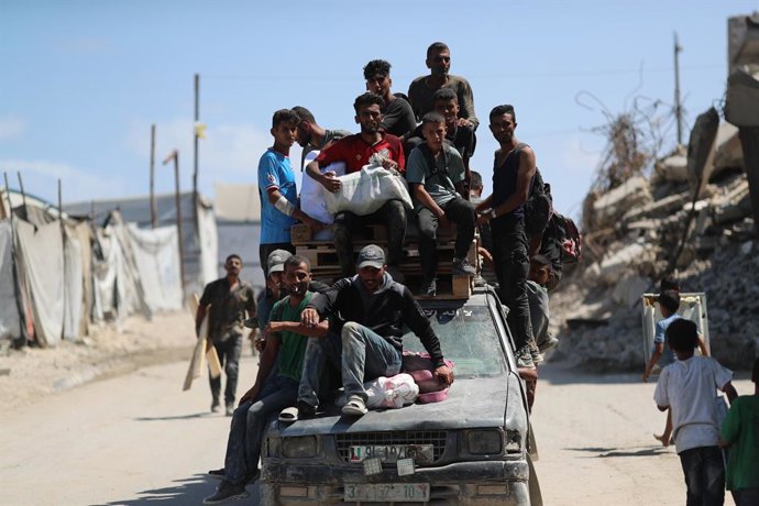 August 7, 2025, Gaza City, Gaza Strip, Palestinian Territory: Palestinians flock to the Zikim crossing to acquire limited flour and basic food aid as hunger crisis worsens with the ongoing Israeli blockade in North Gaza, Gaza on August 07, 2025