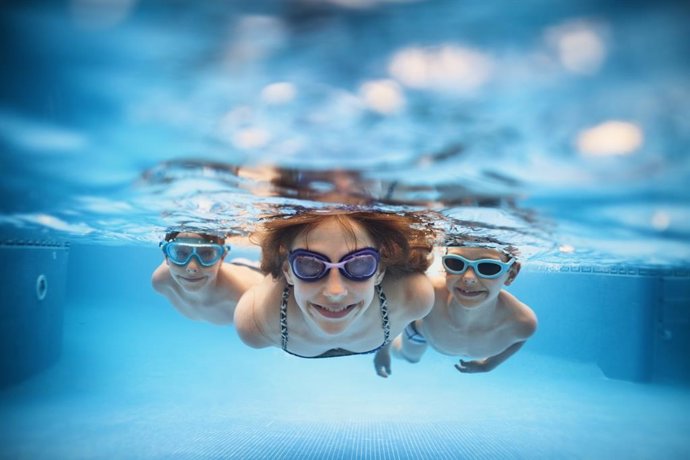Archivo - Arquivo - Mãe e filhos mergulhando em uma piscina.