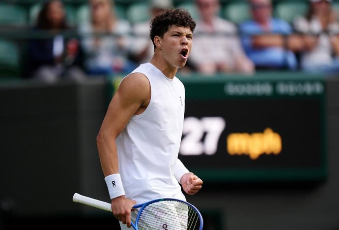 Archivo - El tenista estadounidense Ben Shelton celebra un punto en Wimbledon