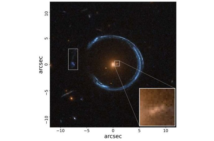 Imagem da Ferradura Cósmica, com o par de imagens de uma segunda fonte de fundo destacado. A imagem central tênue se forma perto do buraco negro, o que possibilitou a nova descoberta.
