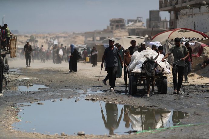 7 de agosto de 2025, Cidade de Gaza, Faixa de Gaza, Território Palestino: Palestinos se reúnem no cruzamento de Zikim para adquirir farinha limitada e ajuda alimentar básica à medida que a crise de fome piora com o bloqueio israelense em curso no norte de