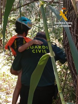 Rescatadas tres personas, dos de ellas menores, cuando realizaban piragüismo en el Rio Genil