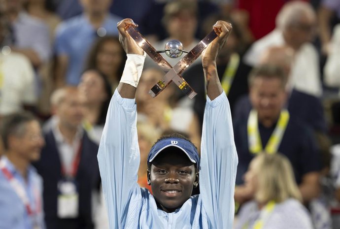August 7, 2025, Montreal, Pq, Canada: Victoria Mboko of Canada hoists her trophy following her win over Naomi Osaka of Japan during finals tennis action at the National Bank Open in Montreal, Thursday, Aug. 7, 2025.