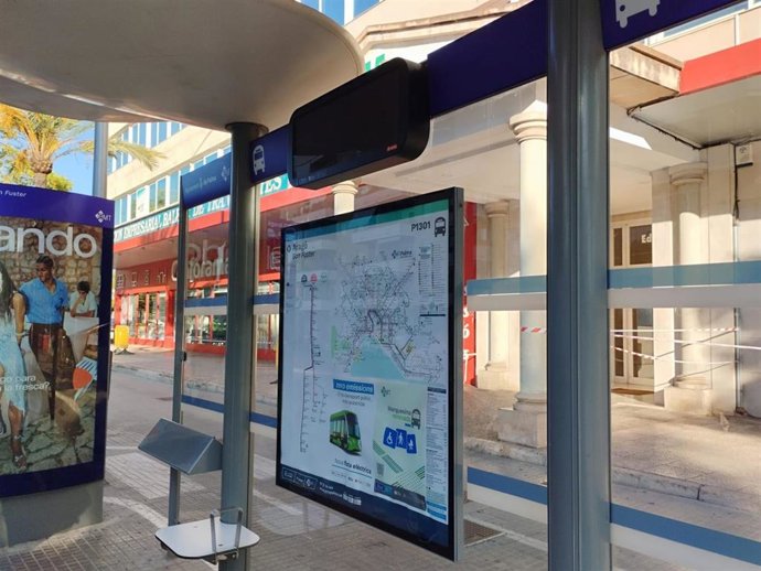 Una parada de la EMT en Son Fuster con la pantalla de información inoperativa.