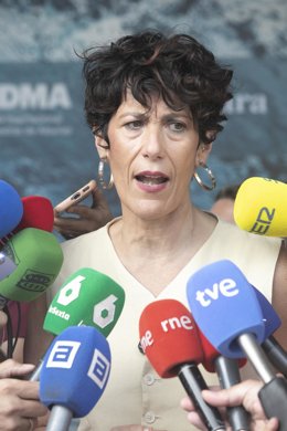 La ministra de Inclusión, Seguridad Social y Migraciones, Elma Saiz, atiende a los medios a su llegada para participar en la mesa redonda 'Jubilación y prestaciones futuras' de la 68ª edición de la Feria Internacional de Muestras de Asturias, en el Recint