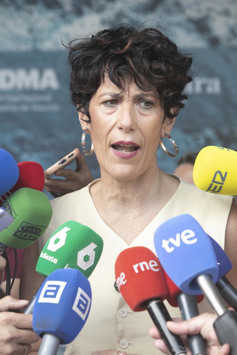 La ministra de Inclusión, Seguridad Social y Migraciones, Elma Saiz, atiende a los medios a su llegada para participar en la mesa redonda 'Jubilación y prestaciones futuras' de la 68 edición de la Feria Internacional de Muestras de Asturias, en el Reci
