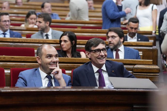 El president del Govern, Salvador Illa, y el conseller de la Presidencia, Albert Dalmau, en el Parlament de Catalunya, a 22 de julio de 2025, en Barcelona, Catalunya (España). 