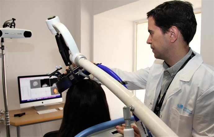 El Hospital Clínico San Carlos lidera un estudio pionero sobre estimulación magnética transcraneal