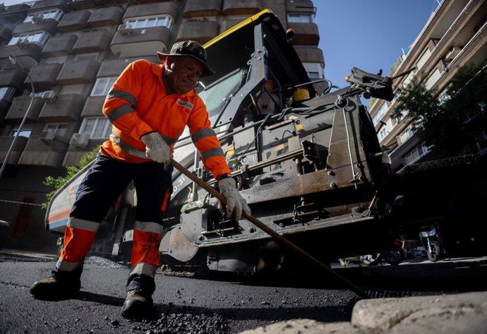 Los riesgos laborales relacionados con el cambio climático y el calor afectan en España a cuatro de cada diez trabajadores.
