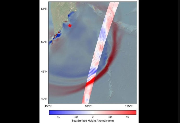 O satélite SWOT capturou a borda principal da onda de tsunami (vermelho) que atravessou o Oceano Pacífico em 30 de julho.