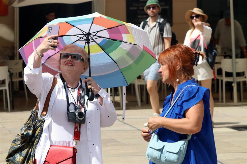Viandantes soportan las altas temperaturas por las calles de Málaga, A 7 de agosto de 2025 en Málaga, Andalucía (España).