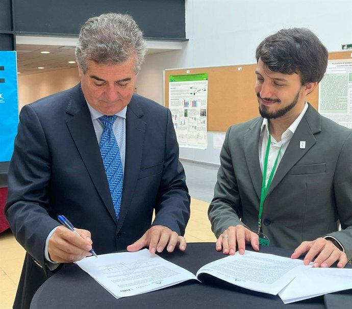 El convenio ha sido suscrito por el secretario general de Investigación e Innovación de la Consejería de Universidad, Investigación e Innovación y vicepresidente de la Fundación Descubre, Antonio Posadas, y el presidente de AsBAn, Adrián Macías de la Rosa
