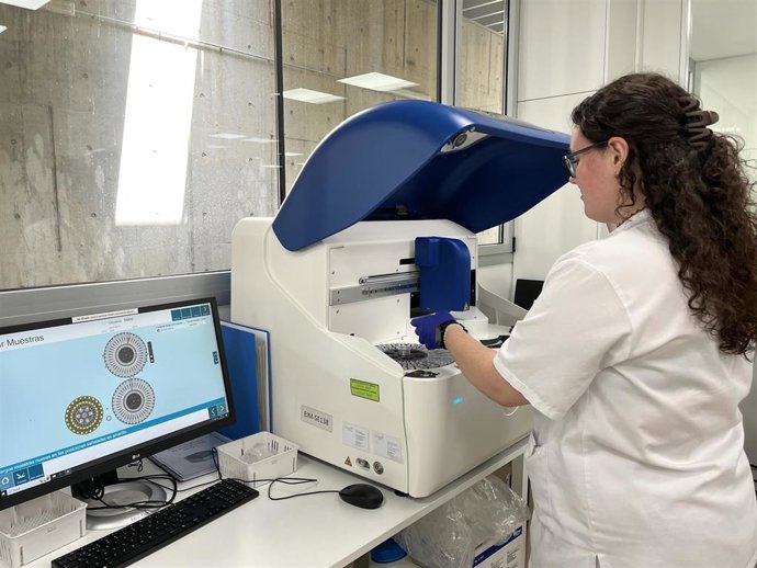 Profesional del Laboratorio Clínico Territorial.