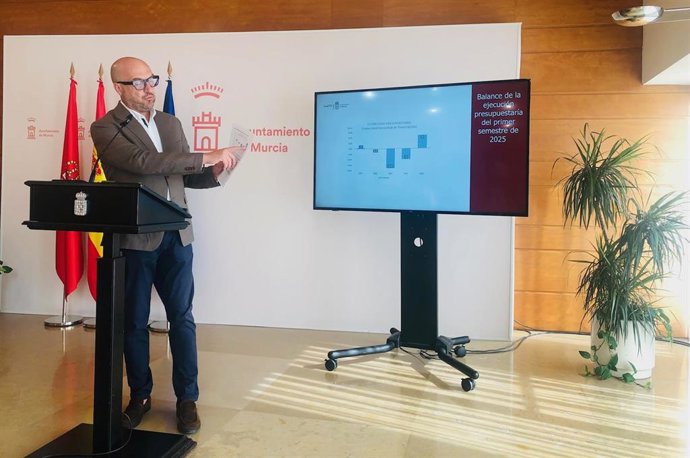 El concejal de Movilidad, Gestión Económica y Contratación de Murcia, José Francisco Muñoz, informa del balance del segundo trimestre de 2025 de las cuentas económicas