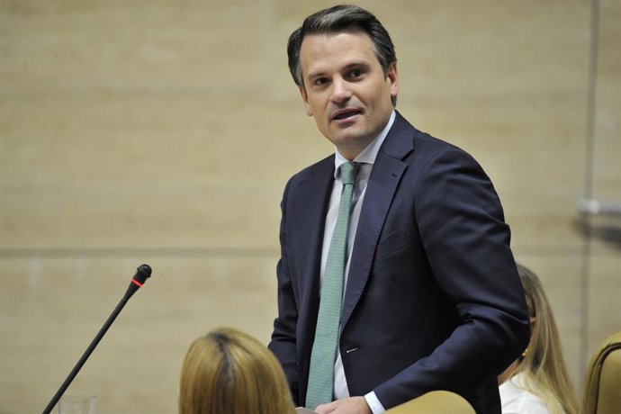 Archivo - El consejero de Presidencia, Interior y Diálogo Social, Abel Bautista, en la Asamblea de Extremadura. Imagen de archivo