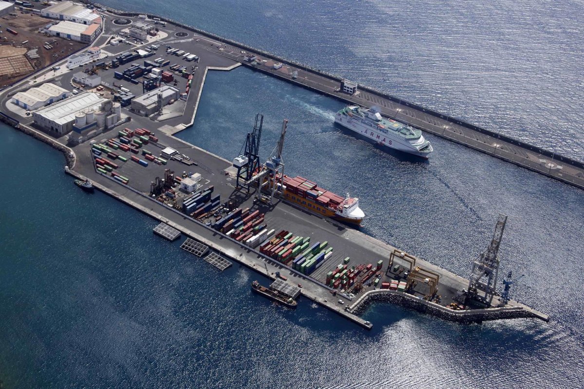 Un armador con 49 polizones rechaza atracar en Lanzarote tras negarse a depositar la fianza de un millón de euros
