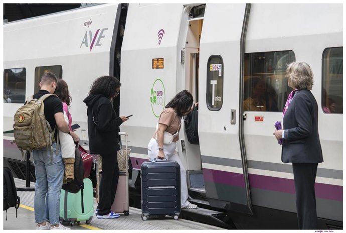 Archivo - Viajeros subiéndose a un tren de la empresa Renfe.