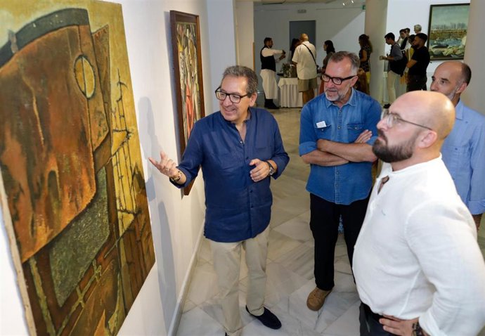 El presidente de la Fundación Cajasol, Antonio Pulido, el alcalde de El Puerto de Santa María, Germán Beardo, en la inaguración de una muestra sobre pintores gaditanos
