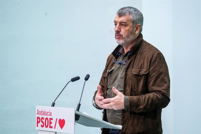 Archivo - El secretario general de UGT Andalucía, Óskar Martín durante la rueda de prensa posterior al encuentro. A 11 de abril de 2025 en Sevilla, Andalucía (España). 