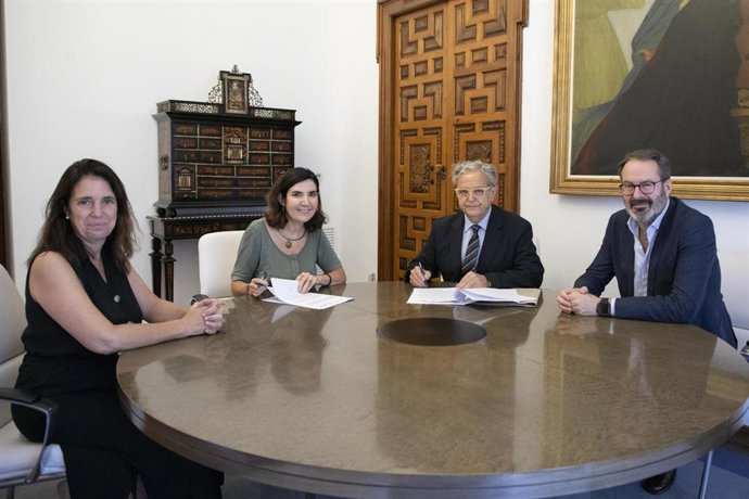 El presidente de la Diputación, Salvador Fuentes (segundo por la dcha.), y la consejera de Empleo, Empresa y Trabajo Autónomo, Rocío Blanco (tercera), acompañados por el delegado de la Junta, Adolfo Molina, durante la reunión mantenida.
