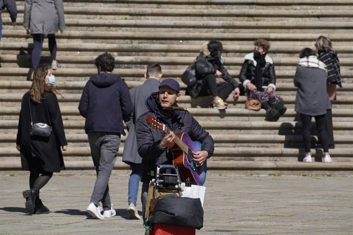 Archivo - Un músico en las inmediaciones de la Catedral de Santiago.