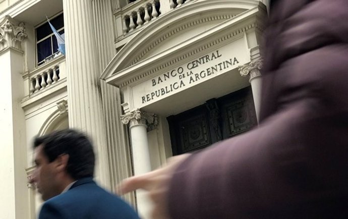 Archivo - Entrada del Banco Central de la República Argentina.