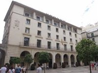 Condenado a tres años de prisión por traficar con drogas desde su casa de Alicante
