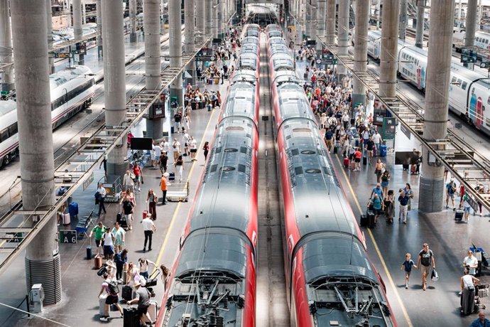 Archivo - Varias personas en los uno de los andenes de la estación Puerta de Atocha-Almudena Grandes, durante la primera operación salida del verano 2025, a 27 de junio de 2025, en Madrid (España). Renfe ofertará más de 22,5 millones de plazas para viajar