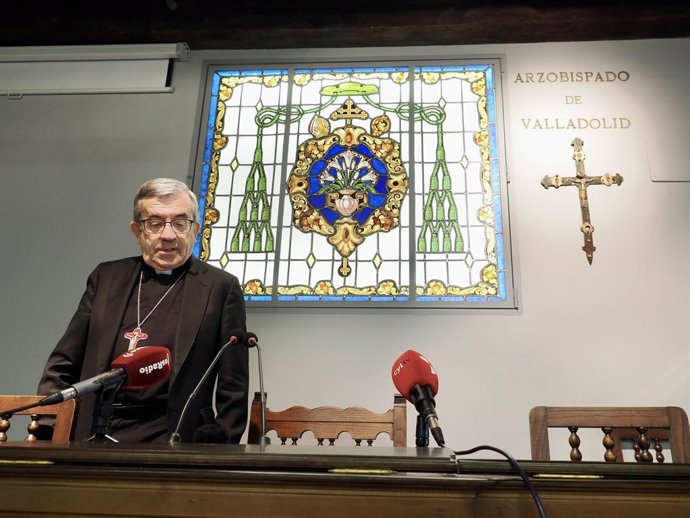 Archivo - El presidente de la Conferencia Episcopal Española (CEE) y arzobispo de Valladolid, Luis Argüello, atiende a los medios de comunicación con motivo del fallecimiento del Papa, a 21 de abril de 2025, en Valladolid, Castilla-León (España). El Papa 