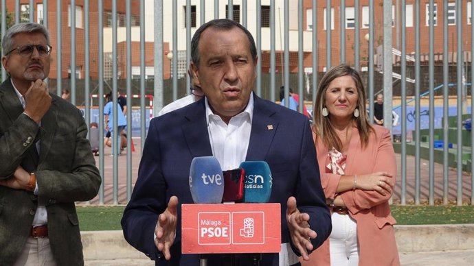 El secretario de Servicios Sociales del PSOE-A y diputado autonómico, José Luis Ruiz Espejo, en primer término en una imagen de archivo.