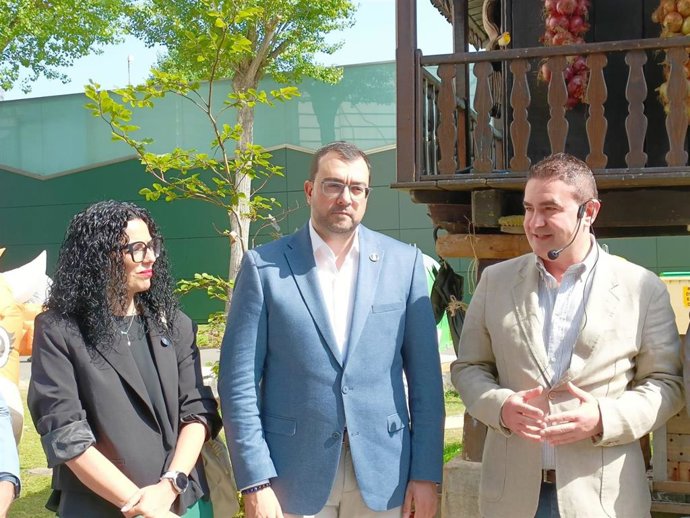 El presidente del Principado de Asturias, Adrián Barbón (centro), durante su visita a la 68 Feria Internacional de Muestras de Asturias (Fidma), en el recinto ferial gijonés 'Luis Adaro'.