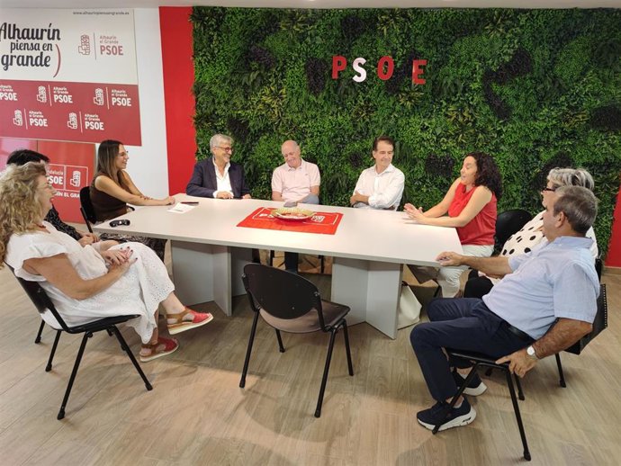 El secretario general de los socialista malagueños con representantes de su formación en Alhaurín el Grande.