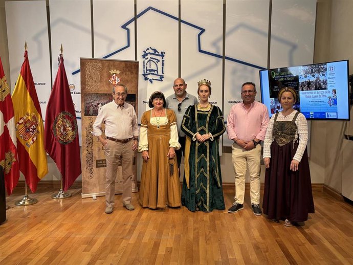 Imagen del alcalde de Alaejos, Carlos Mangas, junto con el presidente de la Academia de CyL de Gastronomía, Julio Valles (izq.); la responsable del taller de danza, Pilar Martín (dcha.); el diputado de Familia y algunos actores de la recreación