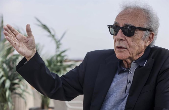 Archivo - El escritor Juan José Millás durante una entrevista para Europa Press, en la azotea del hotel Puerta Serranos, a 27 de abril de 2023, en Valencia, Comunidad Valenciana (España).  